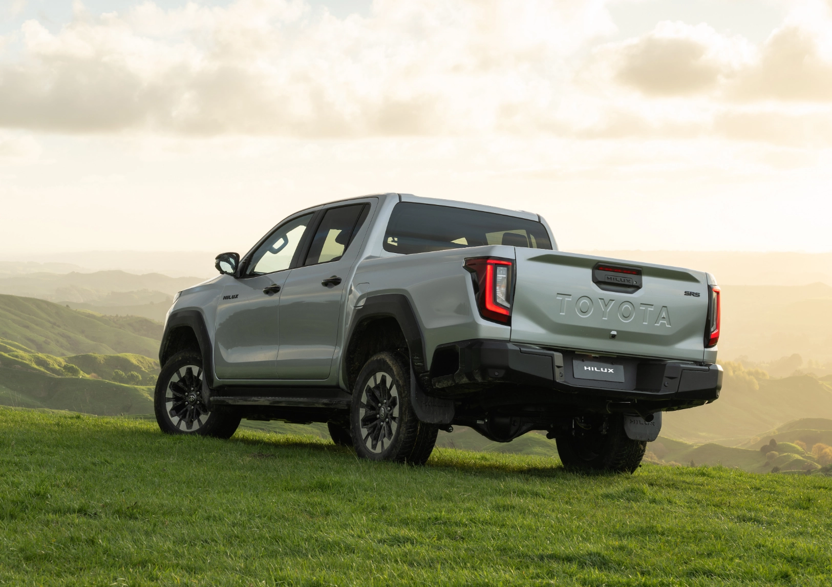 DeskPoster RAV4PHEVPromo5